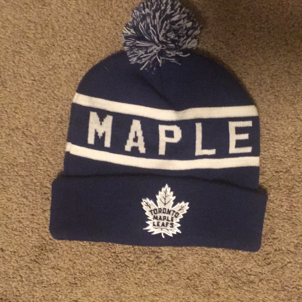 Red tag Toronto Maple Leafs hat